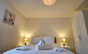 Modern Comfy 3 Bed Home - Free 2 Space Driveway - Free Road Parking - Free Netflix